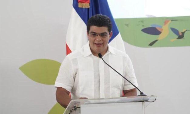 Fellito Suberví anuncia jóvenes seleccionados para el programa de pasantías remuneradas para ingenieros en la CAASD
