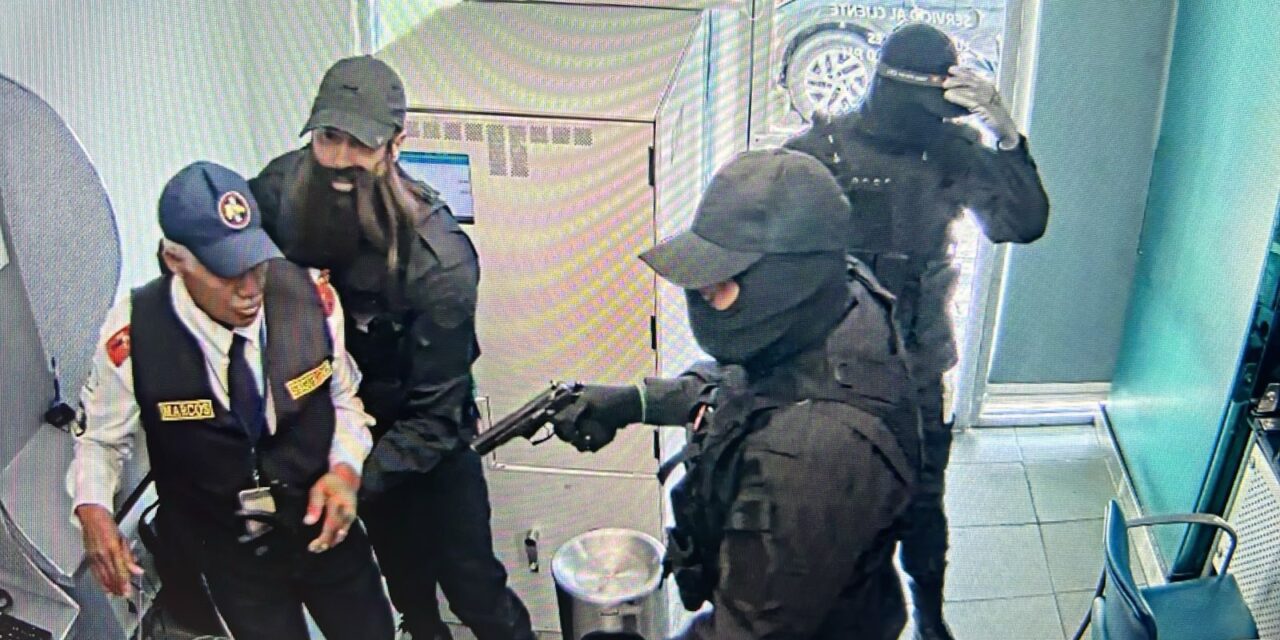 Asaltantes del Banco Popular eran dirigidos por un dominicano deportado de EE.UU.