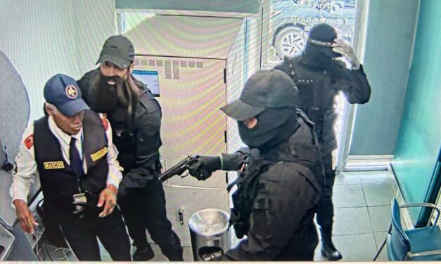 Asaltantes del Banco Popular eran dirigidos por un dominicano deportado de EE.UU.