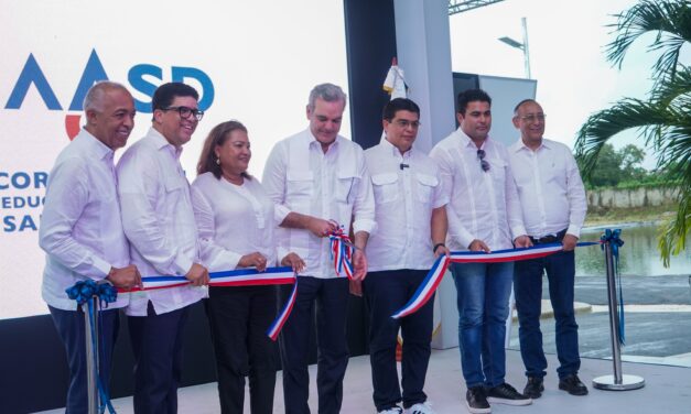 Presidente Abinader y Fellito Suberví entregan remozada por la CAASD la planta de tratamiento de Hainamosa