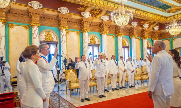 Presidente Abinader toma juramento a nuevos y viejos funcionarios; también a los castrenses