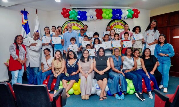 ADCS premia excelencia académica de hijos de afiliados
