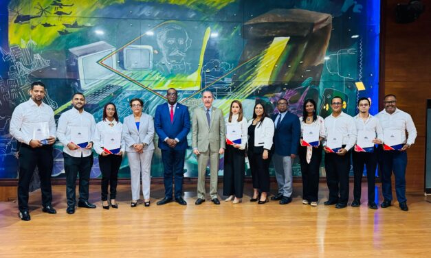 MESCyT entrega 614 becas nacionales a estudiantes de postgrado en la Universidad Autónoma de Santo Domingo (UASD)