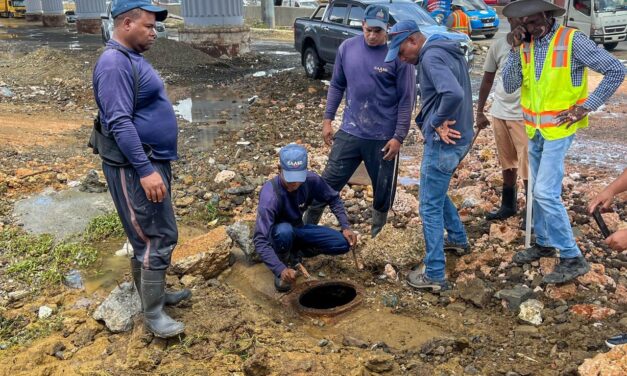 CAASD trabaja en corrección de avería provocada por excavaciones del Metro, mantiene limitado servicio de agua potable.