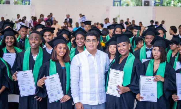 Fellito Suberví encabeza graduación de 35 nuevos bachilleres técnicos del Liceo CAASD