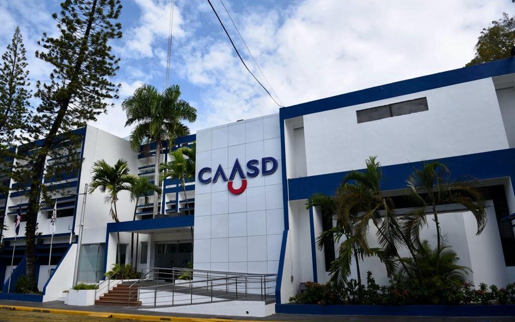 CAASD interviene línea de distribución en Máximo Gómez esquina Kennedy para optimizar el servicio de agua.