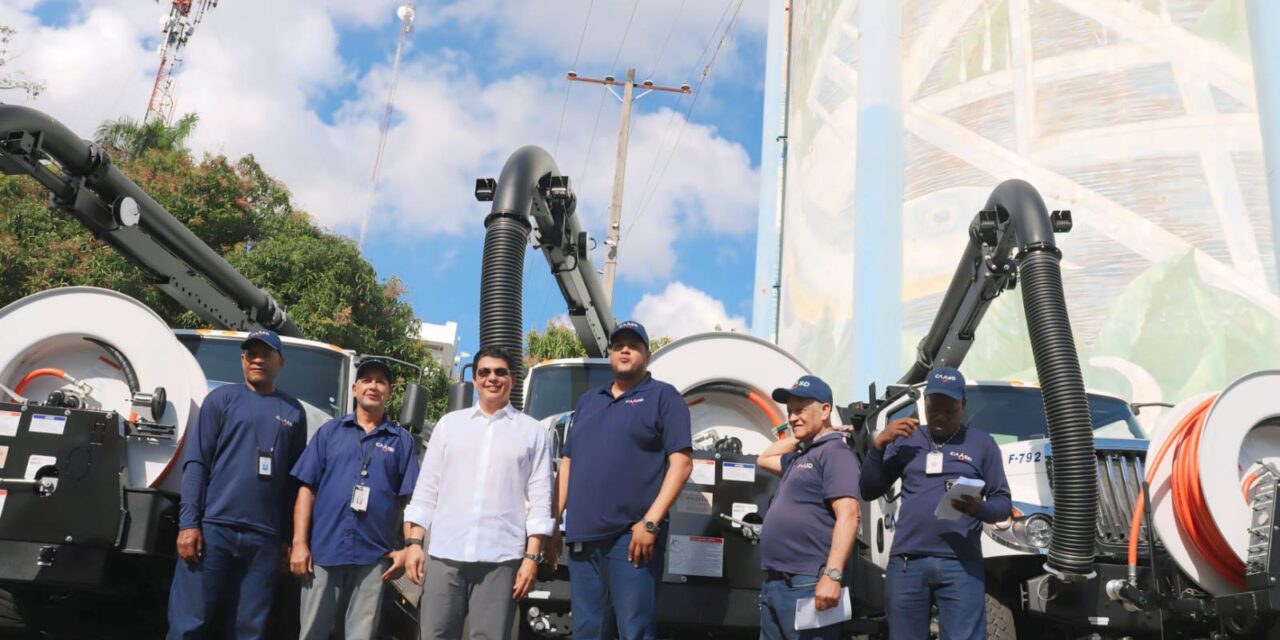 Gobierno Central entrega cuatro camiones succionadores  para servicio de la CAASD