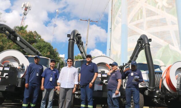 Gobierno Central entrega cuatro camiones succionadores  para servicio de la CAASD