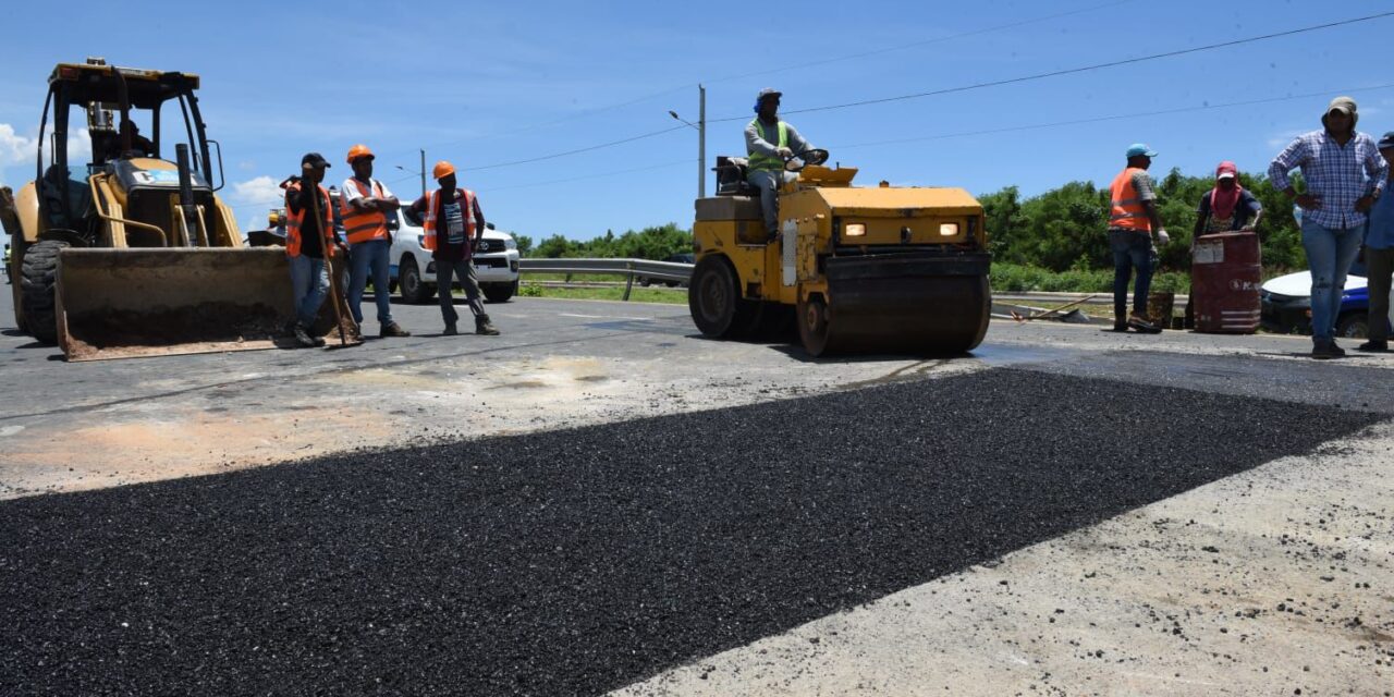 CAASD asfalta 5,000 metros cuadrados en el Gran Santo Domingo en primeros dos meses de 2026